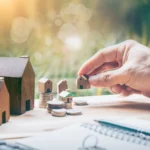 main tenant une petite maison